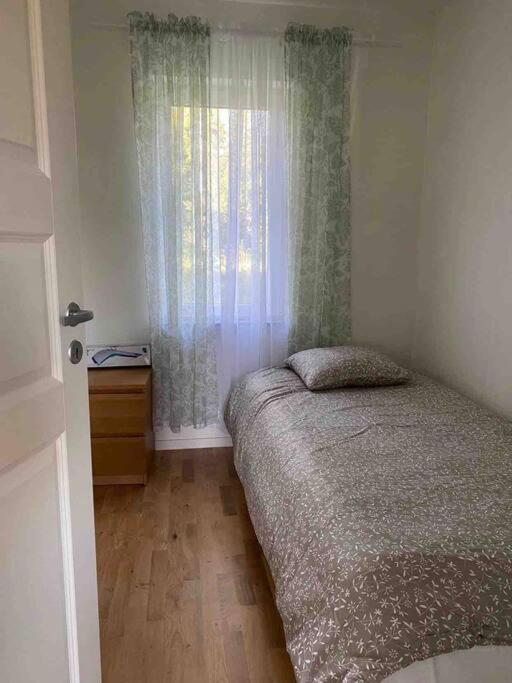 Trevlig Stuga Med Uteplats Rimbo Exteriér fotografie